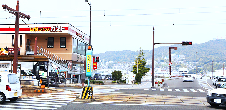 大浦海岸通りから「ガスト」を海側へ