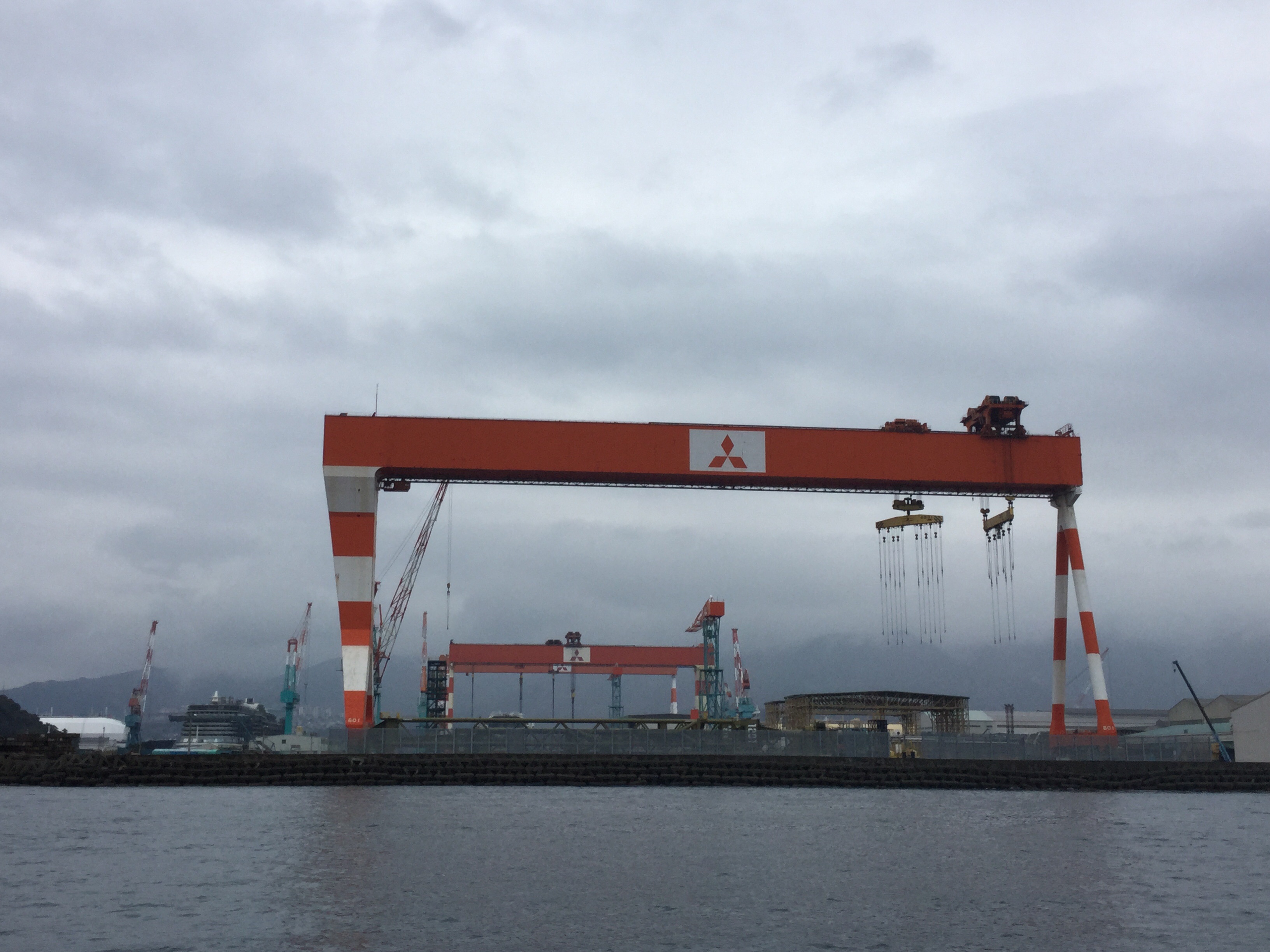 迫力ある軍艦島と 三菱香焼工場 - 軍艦島ツアーのシーマン商会